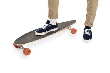 erkek bacak ve longboard
