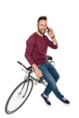 smartphone üzerinde konuşan adam