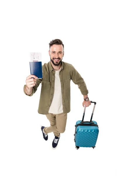 Человек с чемоданом, паспортом и билетами — стоковое фото