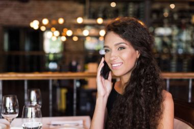Kadın telefonu restoranda söz 