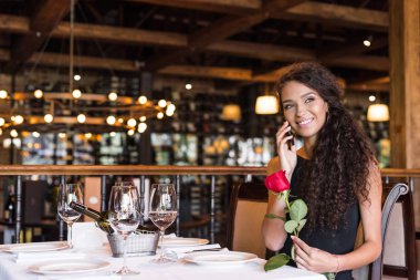 Kadın telefonu restoranda söz