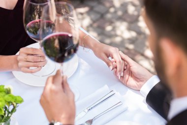 Çift bardakları tokuşturup