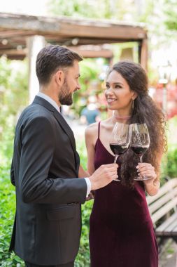 Çift bardakları tokuşturup