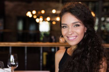 restoranda genç kadın