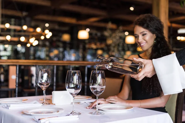 restoranda oturan beyaz kadın