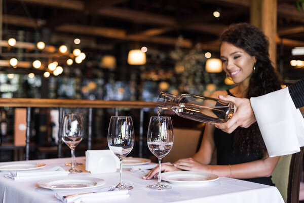 кавказская женщина сидит в ресторане
