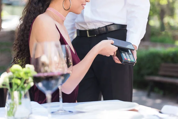 Mujer pagando con tecnología NFC — Foto de Stock