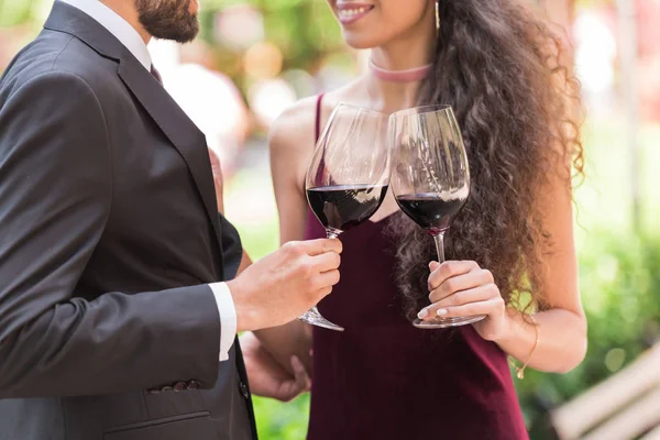 Casal de óculos de clinking — Fotografia de Stock