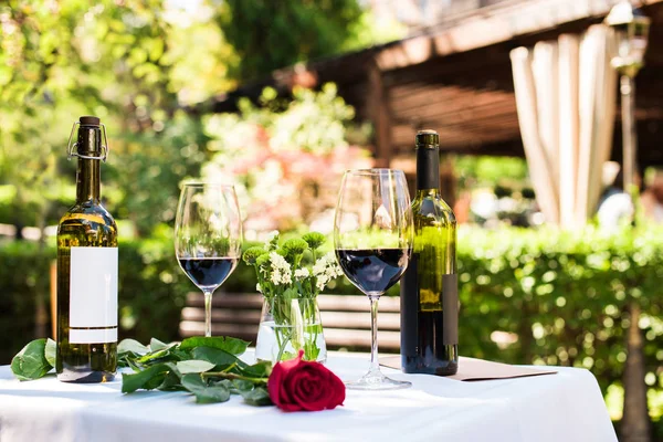 Rose fleur avec vin à table au restaurant — Photo