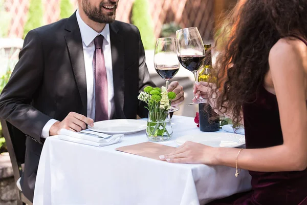 Casal de óculos de clinking — Fotografia de Stock