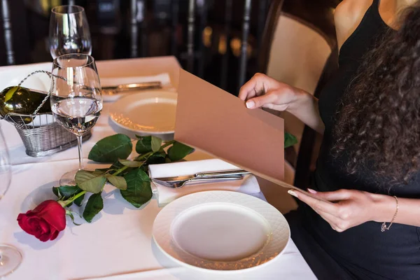 Femme avec menu au restaurant — Photo