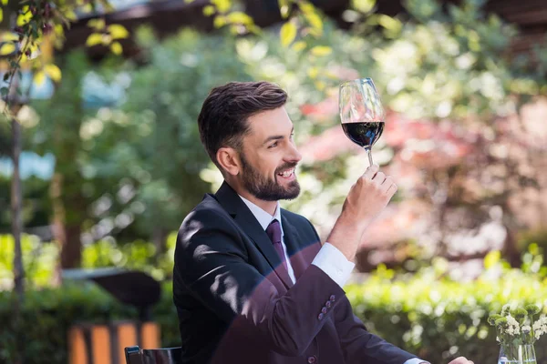 Hombre caucásico con vino en restaurante — Foto de stock gratis