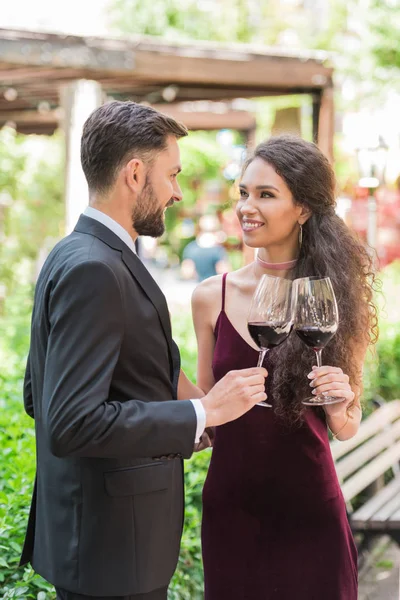 Casal de óculos de clinking — Fotografia de Stock