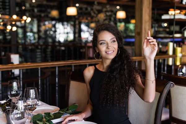 Wanita dengan tangan terangkat di restoran — Stok Foto