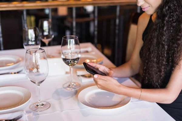 Restoranda Smartphone kullanan kadın