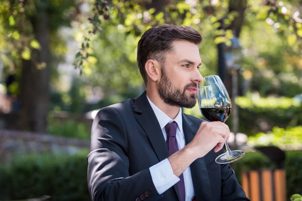 Kaukasische man met wijn in restaurant — Gratis stockfoto