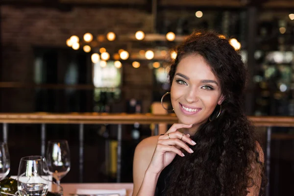 Young woman in restaurant — Stock Photo, Image