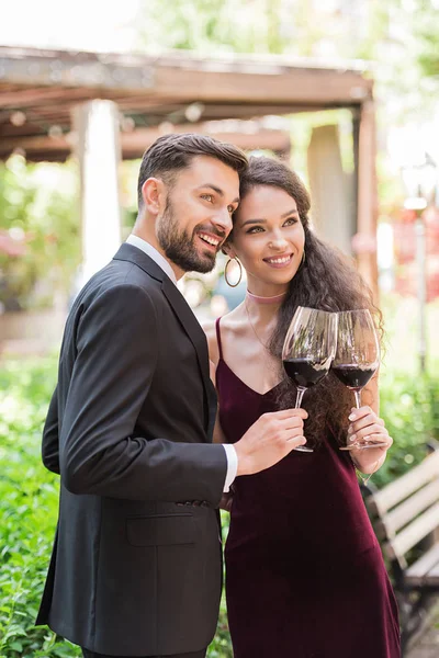 Çift bardakları tokuşturup