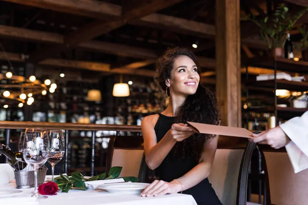 Mujer con menú en restaurante — Foto de Stock