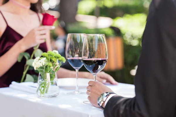 Coppia durante appuntamento romantico — Foto Stock