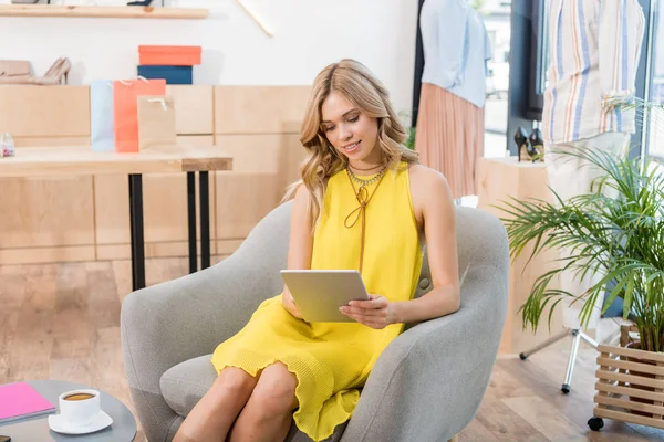 Mulher usando tablet no showroom — Fotografia de Stock