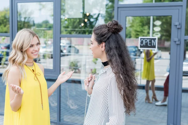 Vrouwen praten buiten — Stockfoto