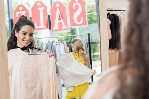 Mujeres en tienda de ropa — Foto de Stock