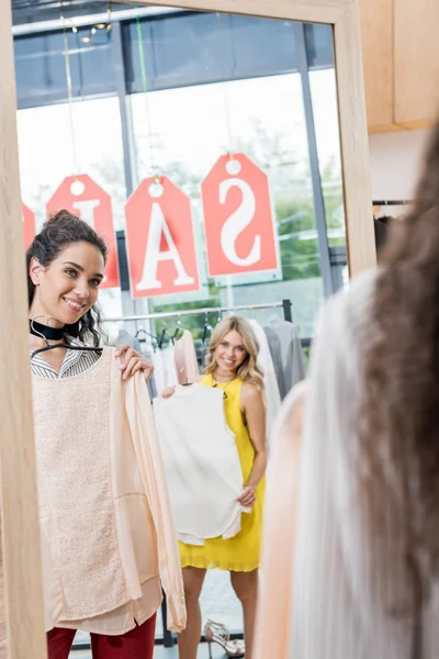 Mujeres en tienda de ropa — Foto de Stock