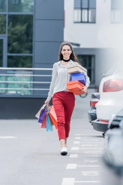 Mulher com sacos de compras e caixas — Fotografia de Stock