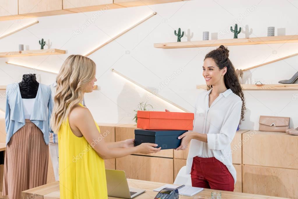 Fotos de Mujer comprando zapatos Imagen de IgorVetushko 162137888