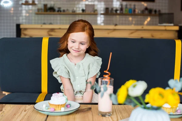 Cupcake kafede yemek kız — Stok fotoğraf