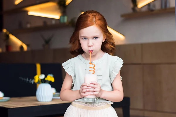 Chica bebiendo batido en la cafetería — Foto de stock gratis