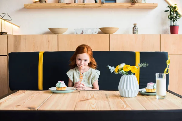 Dívka pití koktejl v kavárně — Stock fotografie zdarma