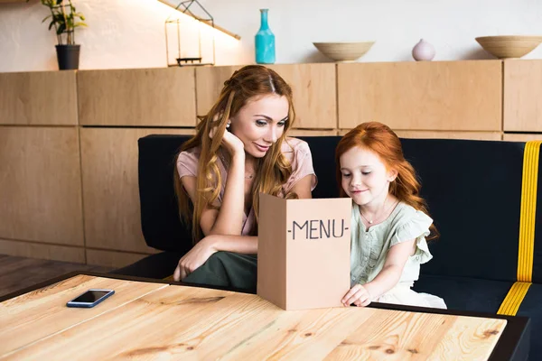 Menú de lectura madre e hija en la cafetería —  Fotos de Stock