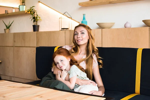 Madre e hija abrazándose en la cafetería —  Fotos de Stock