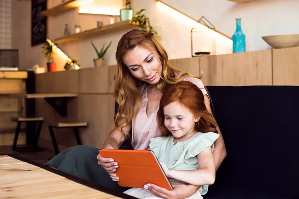 Mother and daughter with digital tablet — Stock Photo, Image