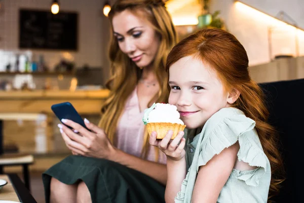 Mother and daughter in cafe — Stock Photo, Image