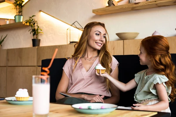 Mother and daughter in cafe — Stock Photo, Image