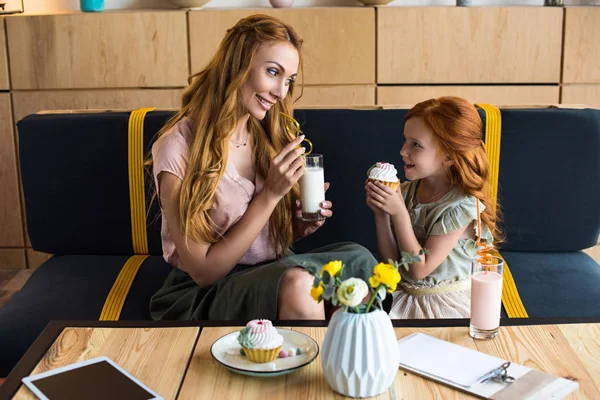 Madre e hija en la cafetería — Foto de Stock