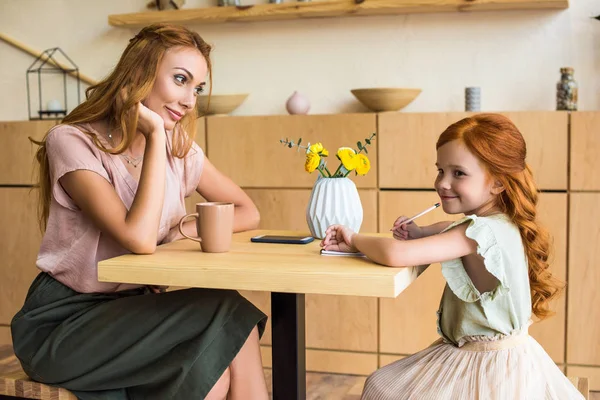 Madre e hija en la cafetería — Foto de Stock