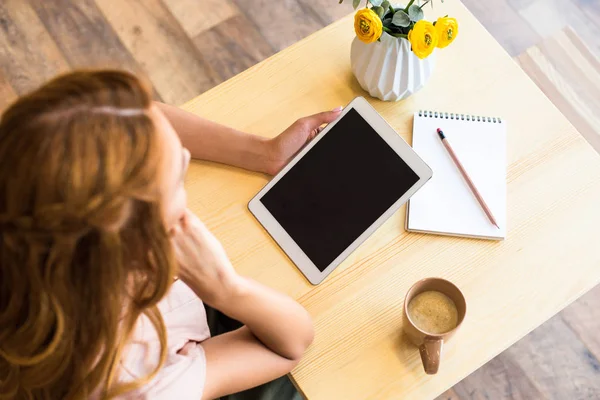 Mujer con tableta digital en la cafetería —  Fotos de Stock