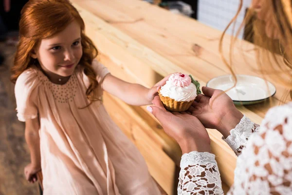 Matka a dcera v kavárně — Stock fotografie