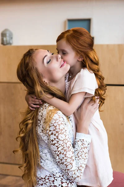 Щаслива мати і дочка обіймаються — стокове фото