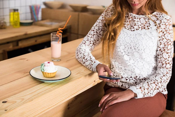 Mujer usando smartphone en la cafetería — Foto de stock gratuita