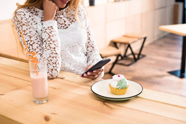 Mujer usando smartphone en la cafetería — Foto de Stock