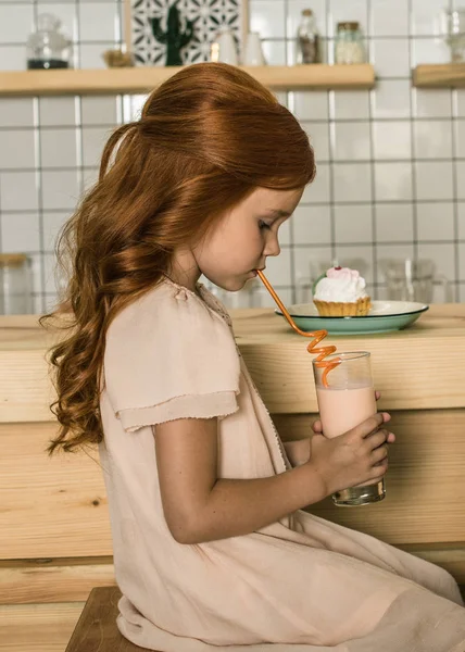 Kız içki muzlu süt — Stok fotoğraf