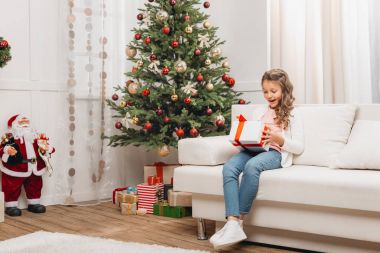 Noel hediyeli çocuk