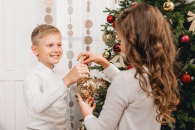Çocuklar Noel ağacı süsleme