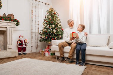 Dede torunu için Noel hediyesi sunulması