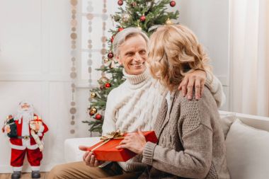 adam güzel kadına hediye sunma